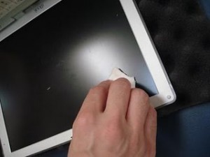 como limpar a tela do notebook como limpar a tela do notebook 300x225 Como Limpar a Tela do Seu Notebook